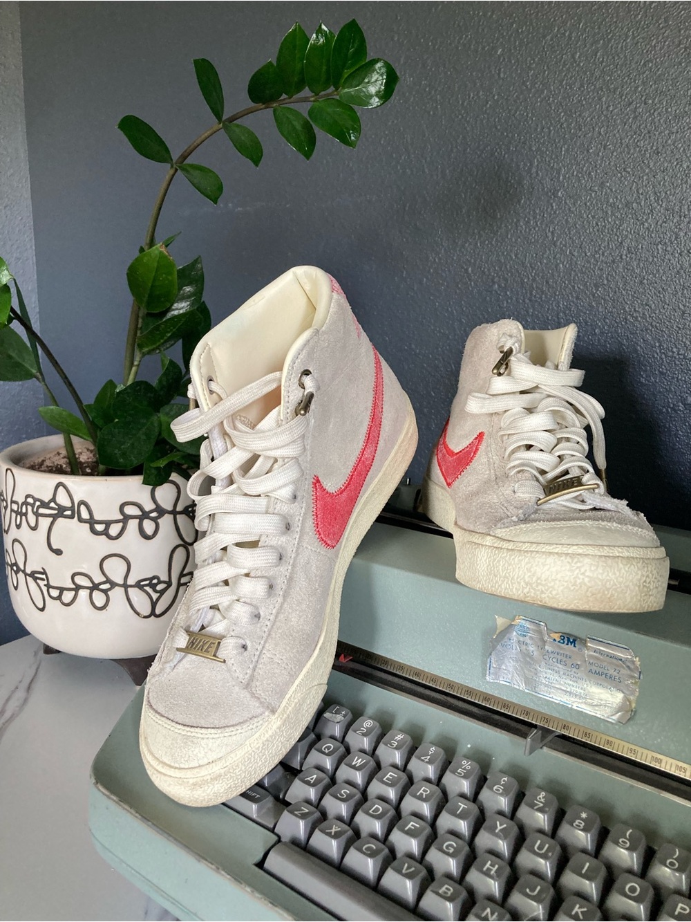 Nike suede High-Top Sneakers in Off-White with Pink/red Swoosh